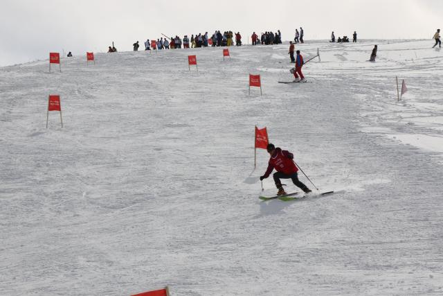 (260217) -- BAMIYAN, Feb. 17, 2026 (Xinhua) -- Afghan ski enthusiasts take part in a ski competition in Bamiyan province, Afghanistan, Feb. 16, 2026. TO GO WITH "Feature: Afghan skiers hit slopes as winter sport gains ground" (Photo by Ziaodin Azad/Xinhua)