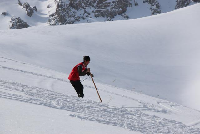 (260217) -- BAMIYAN, Feb. 17, 2026 (Xinhua) -- An Afghan ski enthusiast takes part in a ski competition in Bamiyan province, Afghanistan, Feb. 16, 2026. TO GO WITH "Feature: Afghan skiers hit slopes as winter sport gains ground" (Photo by Ziaodin Azad/Xinhua)