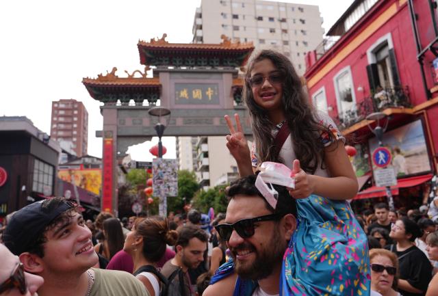 (260217) -- BUENOS AIRES, Feb. 17, 2026 (Xinhua) -- People attend a Spring Festival celebration in the Chinatown in Buenos Aires, capital of Argentina, Feb. 16, 2026. The event kicked off on Monday, featuring dragon and lion dances, traditional Chinese dance performances, as well as cultural experience activities such as martial arts and calligraphy. (Xinhua/Zhang Duo)