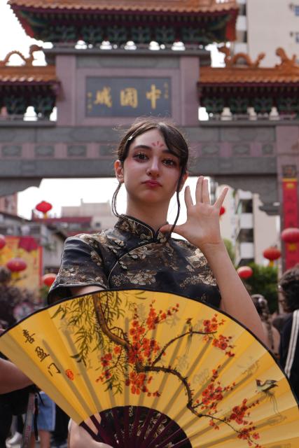 (260217) -- BUENOS AIRES, Feb. 17, 2026 (Xinhua) -- A visitor in traditional Chinese costume attends a Spring Festival celebration in the Chinatown in Buenos Aires, capital of Argentina, Feb. 16, 2026. The event kicked off on Monday, featuring dragon and lion dances, traditional Chinese dance performances, as well as cultural experience activities such as martial arts and calligraphy. (Xinhua/Zhang Duo)