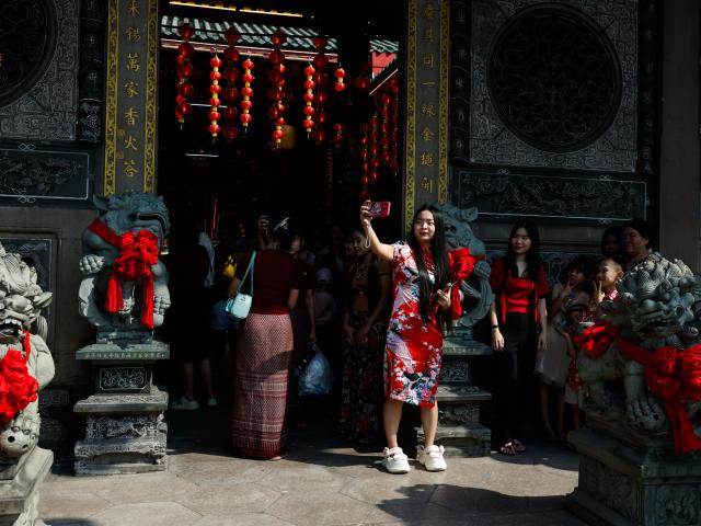 (260217) -- YANGON, Feb. 17, 2026 (Xinhua) -- People visit a temple on the first day of the Chinese New Year in Yangon, Myanmar, Feb. 17, 2026. (Xinhua/Myo Kyaw Soe)