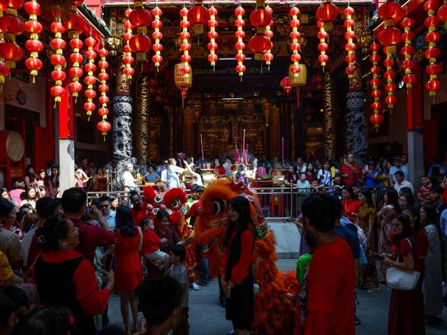 (260217) -- YANGON, Feb. 17, 2026 (Xinhua) -- People visit a temple on the first day of the Chinese New Year in Yangon, Myanmar, Feb. 17, 2026. (Xinhua/Myo Kyaw Soe)