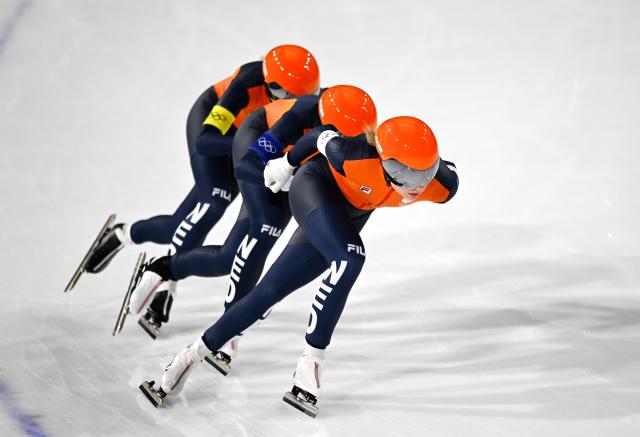 (260217) -- MILAN, Feb. 17, 2026 (Xinhua) -- Joy Beune, Marijke Groenewoud and Antoinette Rijpma-de Jong of the Netherlands compete during the speed skating women's team pursuit semifinal between Japan and the Netherlands at the Milan-Cortina 2026 Olympic Winter Games in Milan, Italy, Feb. 17, 2026. (Xinhua/Wu Wei)