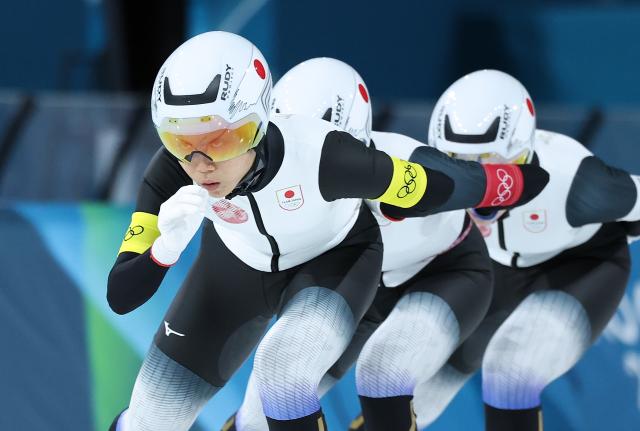 (260217) -- MILAN, Feb. 17, 2026 (Xinhua) -- Takagi Miho, Horikawa Momoka and Sato Ayano of Japan compete during the speed skating women's team pursuit semifinal between Japan and the Netherlands at the Milan-Cortina 2026 Olympic Winter Games in Milan, Italy, Feb. 17, 2026. (Xinhua/Li Jing)