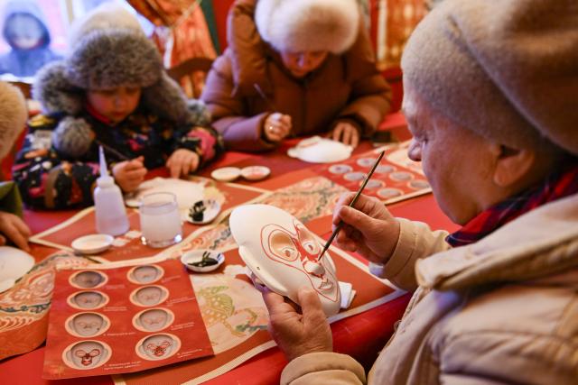 (260217) -- MOSCOW, Feb. 17, 2026 (Xinhua) -- People take part in a class on painting Peking Opera facial masks as a part of celebration of the Chinese Lunar New Year in Moscow, Russia, Feb. 17, 2026. (Photo by Alexander Zemlianichenko Jr/Xinhua)