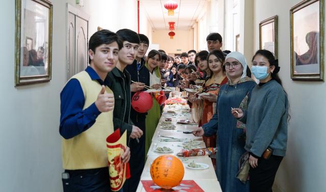 (260217) -- DUSHANBE, Feb. 17, 2026 (Xinhua) -- Students from the Confucius Institute at Tajik National University taste dumplings during a Chinese New Year cultural event in Dushanbe, Tajikistan, on Feb. 16, 2026. (Confucius Institute at Tajik National University/Handout via Xinhua)