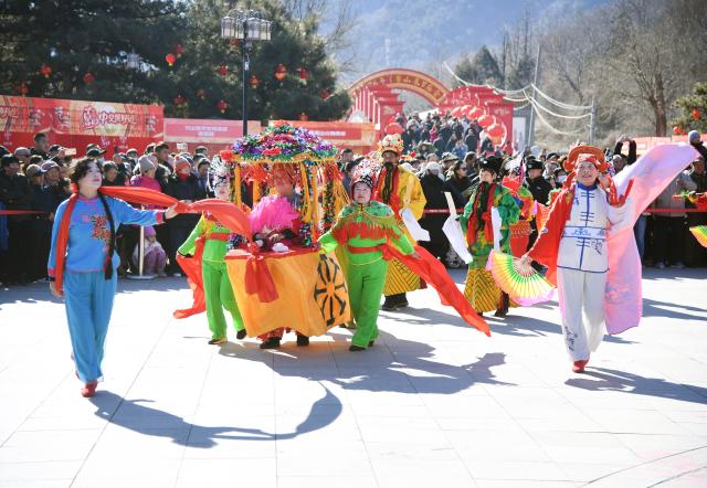 (260217) -- BEIJING, Feb. 17, 2026 (Xinhua) -- Artists stage folk performances in Pinggu District of Beijing, capital of China, Feb. 17, 2026. This year's Spring Festival saw a surge of visitors eager to experience local cuisine, rich history and vibrant folk performances. (Xinhua/Ren Chao)