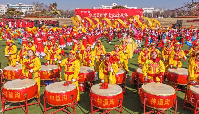 (260217) -- BEIJING, Feb. 17, 2026 (Xinhua) -- An aerial drone photo taken on Feb. 17, 2026 shows people staging folk performances in Rongcheng City of east China's Shandong Province. This year's Spring Festival saw a surge of visitors eager to experience local cuisine, rich history and vibrant folk performances. (Photo by Li Xinjun/Xinhua)