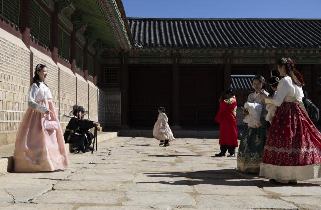 (260217) -- SEOUL, Feb. 17, 2026 (Xinhua) -- People visit the Gyeongbokgung Palace in Seoul, South Korea, Feb. 17, 2026. Ancient palaces in Seoul including the Gyeongbokgung Palace were opened to the public free of charge during the Lunar New Year holiday. (Photo by Jun Hyosang/Xinhua)