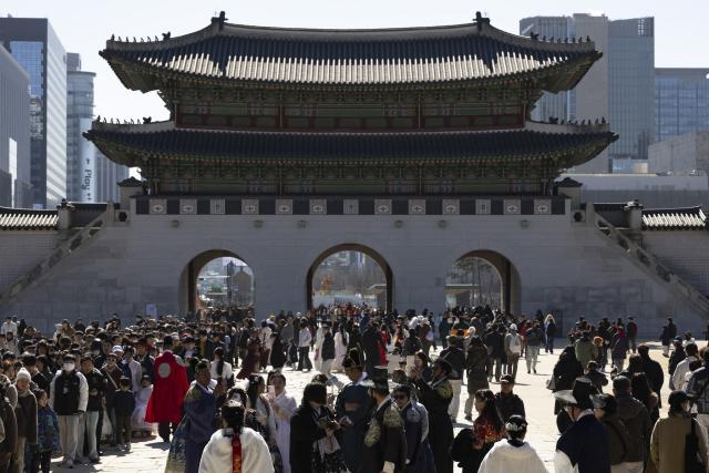 (260217) -- SEOUL, Feb. 17, 2026 (Xinhua) -- People visit the Gyeongbokgung Palace in Seoul, South Korea, Feb. 17, 2026. Ancient palaces in Seoul including the Gyeongbokgung Palace were opened to the public free of charge during the Lunar New Year holiday. (Photo by Jun Hyosang/Xinhua)