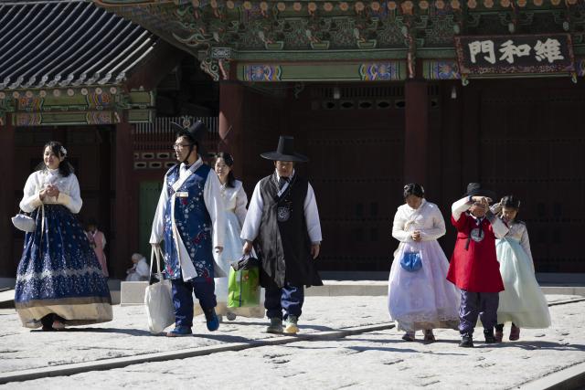 (260217) -- SEOUL, Feb. 17, 2026 (Xinhua) -- People visit the Gyeongbokgung Palace in Seoul, South Korea, Feb. 17, 2026. Ancient palaces in Seoul including the Gyeongbokgung Palace were opened to the public free of charge during the Lunar New Year holiday. (Photo by Jun Hyosang/Xinhua)