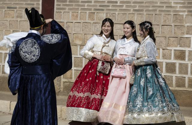 (260217) -- SEOUL, Feb. 17, 2026 (Xinhua) -- People visit the Gyeongbokgung Palace in Seoul, South Korea, Feb. 17, 2026. Ancient palaces in Seoul including the Gyeongbokgung Palace were opened to the public free of charge during the Lunar New Year holiday. (Photo by Jun Hyosang/Xinhua)