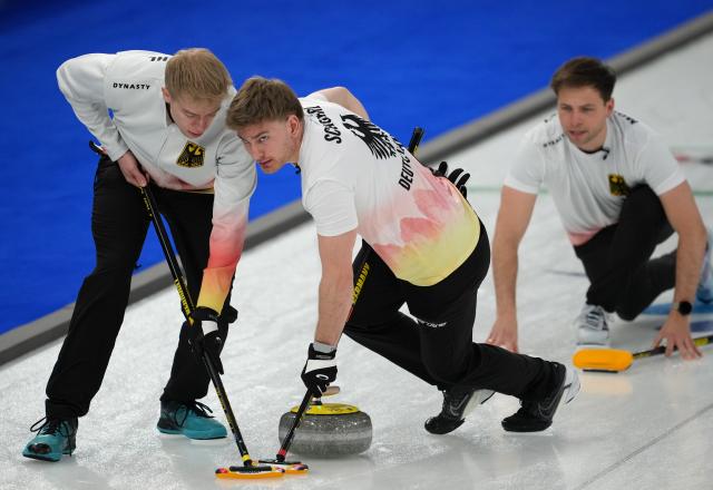 (260217) -- CORTINA D'AMPEZZO, Feb. 17, 2026 (Xinhua) -- Felix Messenzehl (L) and Johannes Scheuerl (C) of Germany compete during the curling men's round robin session 9 match between Germany and the Czech Republic at the 2026 Milan-Cortina Winter Olympics in Cortina, Italy, Feb. 17, 2026. (Xinhua/Li Gang)