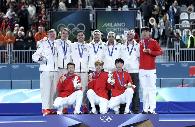 (260217) -- MILAN, Feb. 17, 2026 (Xinhua) -- Gold medalists of Italy, silver medalists of the United States and bronze medalists of China pose for photos during the awarding ceremony of the speed skating men's team pursuit event at the Milan-Cortina 2026 Olympic Winter Games in Milan, Italy, Feb. 17, 2026. (Xinhua/Li Jing)