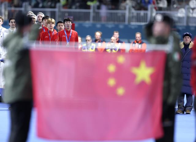 (260217) -- MILAN, Feb. 17, 2026 (Xinhua) -- Bronze medalists Liu Hanbin, Wu Yu, Li Wenhao and Ning Zhongyan of China attend the awarding ceremony of the speed skating men's team pursuit event at the Milan-Cortina 2026 Olympic Winter Games in Milan, Italy, Feb. 17, 2026. (Xinhua/Du Xiaoyi)
