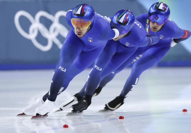 (260217) -- MILAN, Feb. 17, 2026 (Xinhua) -- Davide Ghiotto (L), Andrea Giovannini (R) and Michele Malfatti of Italy compete during the speed skating men's team pursuit final A between Italy and the United States at the Milan-Cortina 2026 Olympic Winter Games in Milan, Italy, Feb. 17, 2026. (Xinhua/Du Xiaoyi)