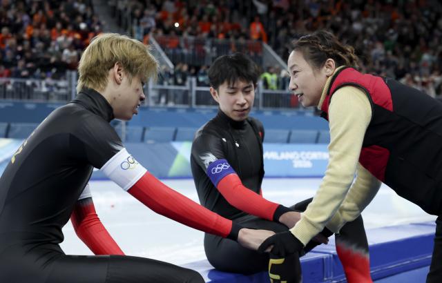 (260217) -- MILAN, Feb. 17, 2026 (Xinhua) -- Liu Hanbin (L) and Li Wenhao (C) of China celebrate with their coach Li Yan after the speed skating men's team pursuit final B between China and the Netherlands at the Milan-Cortina 2026 Olympic Winter Games in Milan, Italy, Feb. 17, 2026. (Xinhua/Li Jing)
