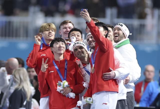 (260217) -- MILAN, Feb. 17, 2026 (Xinhua) -- Gold medalists from Italy, silver medalists from the United States and bronze medalists from China pose for photos during the awarding ceremony of the speed skating men's team pursuit event at the Milan-Cortina 2026 Olympic Winter Games in Milan, Italy, Feb. 17, 2026. (Xinhua/Du Xiaoyi)
