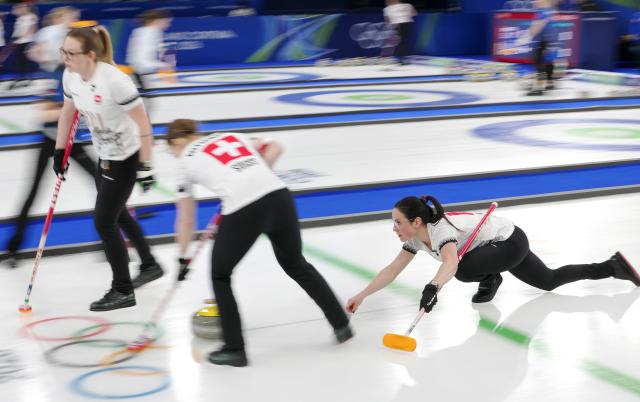 (260217) -- CORTINA D'AMPEZZO, Feb. 17, 2026 (Xinhua) -- Carole Howald (R) of Switzerland competes during the curling women's round robin session 9 match between South Korea and Switzerland at the 2026 Milan-Cortina Winter Olympics in Cortina, Italy, Feb. 17, 2026. (Xinhua/Li Gang)
