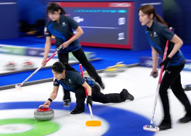 (260217) -- CORTINA D'AMPEZZO, Feb. 17, 2026 (Xinhua) -- Kim Minji (C) of South Korea competes during the curling women's round robin session 9 match between South Korea and Switzerland at the 2026 Milan-Cortina Winter Olympics in Cortina, Italy, Feb. 17, 2026. (Xinhua/Li Gang)