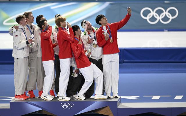 (260217) -- MILAN, Feb. 17, 2026 (Xinhua) -- Gold medalists from Italy, silver medalists from the United States and bronze medalists from China take a selfie during the awarding ceremony of the speed skating men's team pursuit event at the Milan-Cortina 2026 Olympic Winter Games in Milan, Italy, Feb. 17, 2026. (Xinhua/Wu Wei)