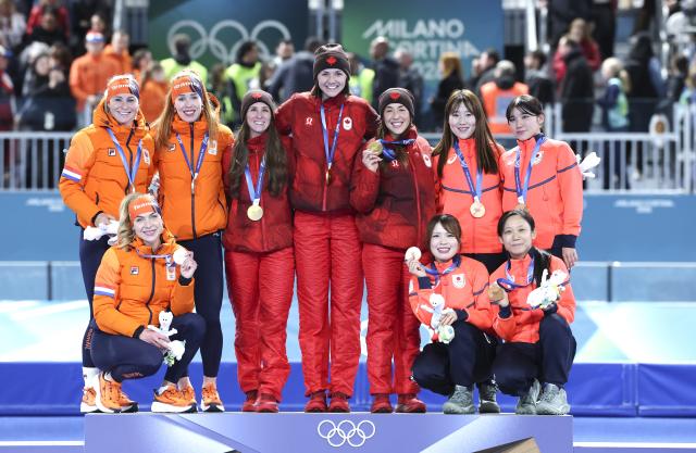 (260217) -- MILAN, Feb. 17, 2026 (Xinhua) -- Gold medalists of Canada, silver medalists of the Netherlands and bronze medalists of Japan pose for photos during the awarding ceremony of the speed skating women's team pursuit event at the Milan-Cortina 2026 Olympic Winter Games in Milan, Italy, Feb. 17, 2026. (Xinhua/Li Jing)