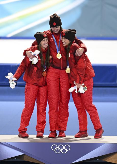 (260217) -- MILAN, Feb. 17, 2026 (Xinhua) -- Gold medalists Ivanie Blondin, Valerie Maltais and Isabelle Weidemann of Canada pose for photos during the awarding ceremony of the speed skating women's team pursuit event at the Milan-Cortina 2026 Olympic Winter Games in Milan, Italy, Feb. 17, 2026. (Xinhua/Wu Wei)
