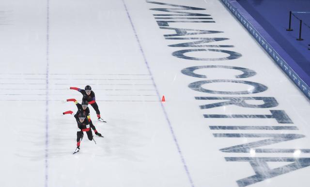 (260217) -- MILAN, Feb. 17, 2026 (Xinhua) -- Liu Hanbin (front), Wu Yu (C) and Li Wenhao of China compete during the speed skating men's team pursuit final B between China and the Netherlands at the Milan-Cortina 2026 Olympic Winter Games in Milan, Italy, Feb. 17, 2026. (Xinhua/Du Xiaoyi)