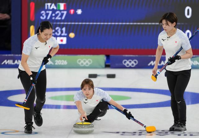 (260217) -- CORTINA D'AMPEZZO, Feb. 17, 2026 (Xinhua) -- Kobayashi Mina (C) of Japan competes during the curling women's round robin session 9 match between Italy and Japan at the 2026 Milan-Cortina Winter Olympics in Cortina, Italy, Feb. 17, 2026. (Xinhua/Li Gang)