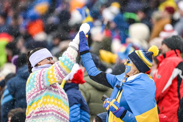 (260217) -- ANTERSELVA, Feb. 17, 2026 (Xinhua) -- Spectators celebrate during the biathlon men's 4x7.5km relay at the 2026 Milan-Cortina Winter Olympics in Anterselva, Italy, Feb. 17, 2026. (Xinhua/Jiang Han)
