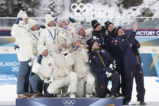 (260217) -- ANTERSELVA, Feb. 17, 2026 (Xinhua) -- Gold medalists from France, silver medalists from Norway and bronze medalists from Sweden take a selfie during the awarding ceremony of the biathlon men's 4x7.5km relay at the 2026 Milan-Cortina Winter Olympics in Anterselva, Italy, Feb. 17, 2026. (Xinhua/Zhang Tao)