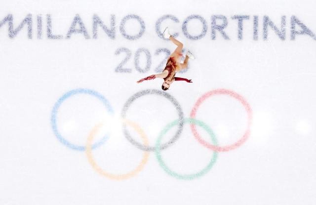 (260217) -- MILAN, Feb. 17, 2026 (Xinhua) -- Kristen Spours of Britain competes during the short program match of figure skating women single skating at the Milan-Cortina 2026 Olympic Winter Games in Milan, Italy, Feb. 17, 2026. (Xinhua/Cheng Min)