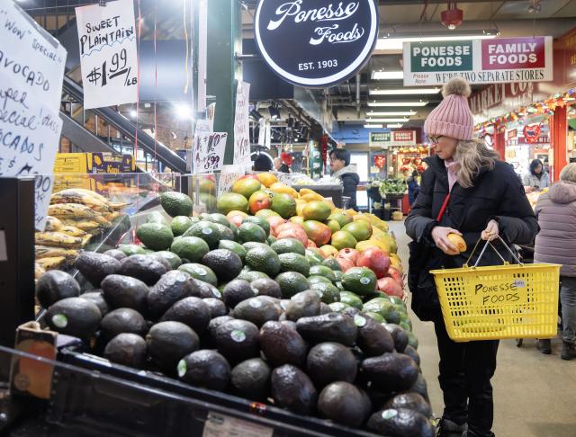 (260217) -- TORONTO, Feb. 17, 2026 (Xinhua) -- A customer shops for fruit at a market in Toronto, Canada, Feb. 17, 2026. Canada's Consumer Price Index (CPI) rose 2.3 percent year on year in January, following a 2.4 percent increase in December, Statistics Canada said Tuesday. (Photo by Zou Zheng/Xinhua)