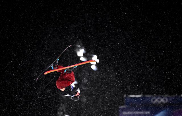 (260218) -- LIVIGNO, Feb. 18, 2026 (Xinhua) -- Dylan Deschamps of Canada competes during Freestyle Skiing Men's Freeski Big Air Final at the Milan-Cortina 2026 Olympic Winter Games in Livigno, Italy, Feb. 17, 2026. (Xinhua/Zhang Hongxiang)