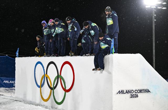 (260218) -- LIVIGNO, Feb. 18, 2026 (Xinhua) -- Staff workers celebrate on the kicker after Freestyle Skiing Men's Freeski Big Air Final at the Milan-Cortina 2026 Olympic Winter Games in Livigno, Italy, Feb. 17, 2026. (Xinhua/Xia Yifang)