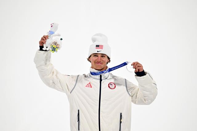 (260218) -- LIVIGNO, Feb. 18, 2026 (Xinhua) -- Silver medalist Mac Forehand of the United States shows his medal on the podium during the victory ceremony for Freestyle Skiing Men's Freeski Big Air at the Milan-Cortina 2026 Olympic Winter Games in Livigno, Italy, Feb. 17, 2026. (Xinhua/Zhang Hongxiang)