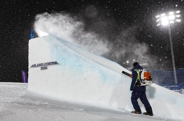 (260218) -- LIVIGNO, Feb. 18, 2026 (Xinhua) -- A staff member attempts to clear the course during Freestyle Skiing Men's Freeski Big Air Final at the Milan-Cortina 2026 Olympic Winter Games in Livigno, Italy, Feb. 17, 2026. (Xinhua/Xia Yifang)