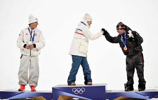 (260218) -- LIVIGNO, Feb. 18, 2026 (Xinhua) -- Gold medalist Tormod Frostad (C) of Norway greets with bronze medalist Matej Svancer (R) of Austria as silver medalist Mac Forehand of the United States looks on during the victory ceremony for Freestyle Skiing Men's Freeski Big Air at the Milan-Cortina 2026 Olympic Winter Games in Livigno, Italy, Feb. 17, 2026. (Xinhua/Zhang Hongxiang)