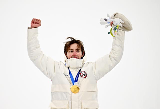 (260218) -- LIVIGNO, Feb. 18, 2026 (Xinhua) -- Gold medalist Tormod Frostad of Norway celebrates on the podium during the victory ceremony for Freestyle Skiing Men's Freeski Big Air at the Milan-Cortina 2026 Olympic Winter Games in Livigno, Italy, Feb. 17, 2026. (Xinhua/Zhang Hongxiang)
