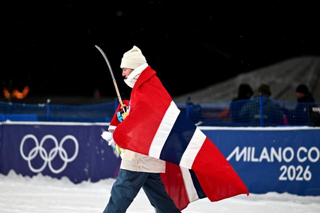(260218) -- LIVIGNO, Feb. 18, 2026 (Xinhua) -- Gold medalist Tormod Frostad of Norway reacts after the victory ceremony for Freestyle Skiing Men's Freeski Big Air at the Milan-Cortina 2026 Olympic Winter Games in Livigno, Italy, Feb. 17, 2026. (Xinhua/Zhang Hongxiang)