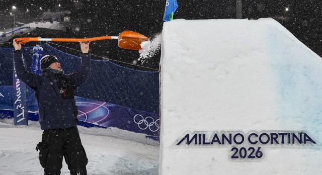 (260218) -- LIVIGNO, Feb. 18, 2026 (Xinhua) -- A staff member inspect the kicker during Freestyle Skiing Men's Freeski Big Air Final at the Milan-Cortina 2026 Olympic Winter Games in Livigno, Italy, Feb. 17, 2026. (Xinhua/Xia Yifang)