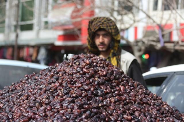(260218) -- KABUL, Feb. 18, 2026 (Xinhua) -- A vendor waits for customers ahead of Ramadan in Kabul, Afghanistan, Feb. 15, 2026.
  TO GO WITH "Feature: Afghans struggle to welcome Ramadan amid sanctions, poverty" (Photo by Saifurahman Safi/Xinhua)