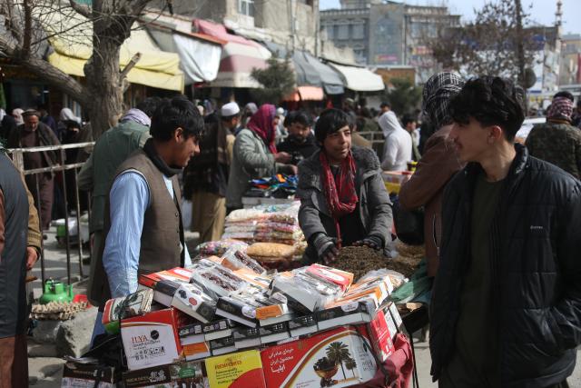 (260218) -- KABUL, Feb. 18, 2026 (Xinhua) -- Street vendors wait for customers ahead of Ramadan in Kabul, Afghanistan, Feb. 15, 2026.
  TO GO WITH "Feature: Afghans struggle to welcome Ramadan amid sanctions, poverty" (Photo by Saifurahman Safi/Xinhua)