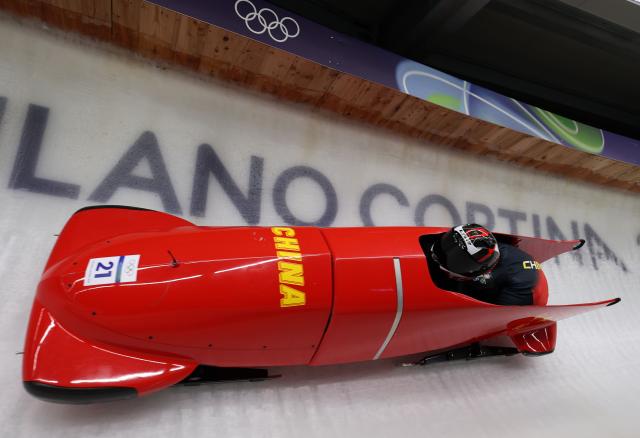 (260218) -- CORTINA D'AMPEZZO, Feb. 18, 2026 (Xinhua) -- Li Chunjian (L)/Ye Jielong of China compete during the Bobsleigh 2-man heat 3 at the Milan-Cortina 2026 Olympic Winter Games in Cortina D'Ampezzo, Italy, Feb. 17, 2026. (Xinhua/Ding Xu)