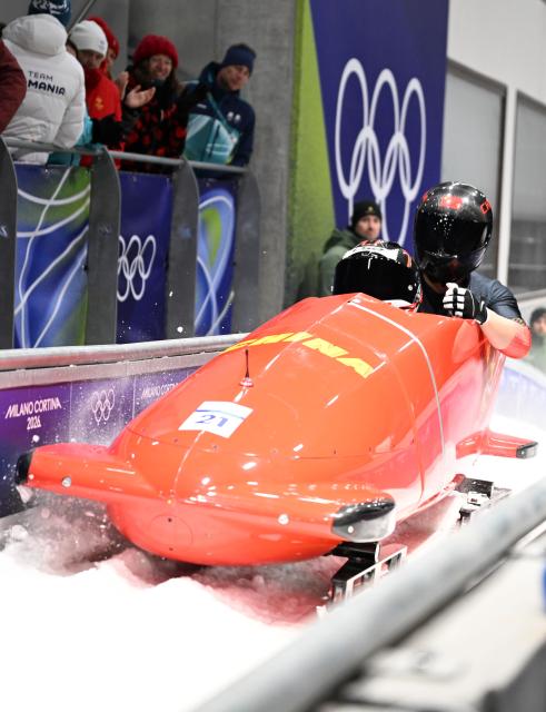 (260218) -- CORTINA D'AMPEZZO, Feb. 18, 2026 (Xinhua) -- Li Chunjian (L)/Ye Jielong of China compete during the Bobsleigh 2-man heat 4 at the Milan-Cortina 2026 Olympic Winter Games in Cortina D'Ampezzo, Italy, Feb. 17, 2026. (Xinhua/Lian Yi)