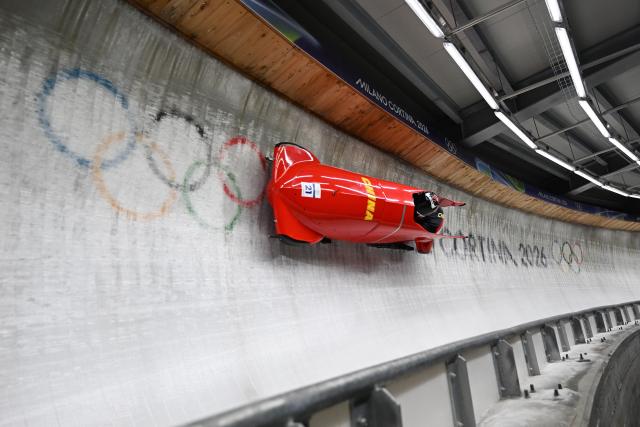 (260218) -- CORTINA D'AMPEZZO, Feb. 18, 2026 (Xinhua) -- Li Chunjian (L)/Ye Jielong of China compete during the Bobsleigh 2-man heat 3 at the Milan-Cortina 2026 Olympic Winter Games in Cortina D'Ampezzo, Italy, Feb. 17, 2026. (Xinhua/Lian Yi)