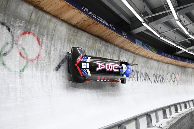 (260218) -- CORTINA D'AMPEZZO, Feb. 18, 2026 (Xinhua) -- Frankie del Duca (L)/Joshua Williamson of the United States compete during the Bobsleigh 2-man heat 3 at the Milan-Cortina 2026 Olympic Winter Games in Cortina D'Ampezzo, Italy, Feb. 17, 2026. (Xinhua/Lian Yi)