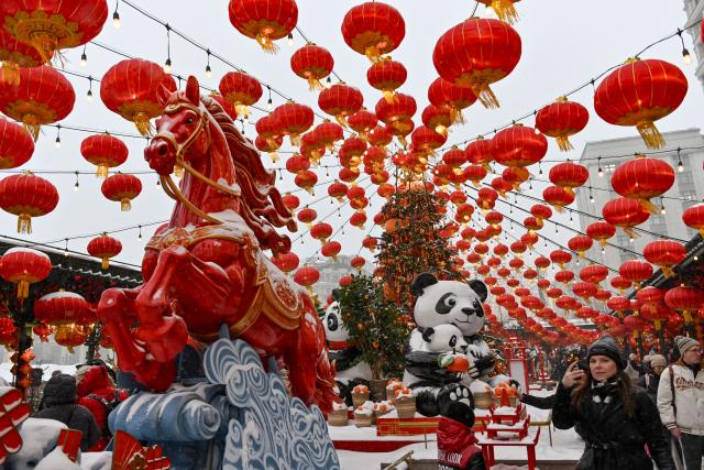 (260218) -- BEIJING, Feb. 18, 2026 (Xinhua) -- Visitors watch decorations in celebration of the Chinese New Year in Moscow, Russia, Feb. 16, 2026. (Photo by Alexander Zemlianichenko Jr/Xinhua)