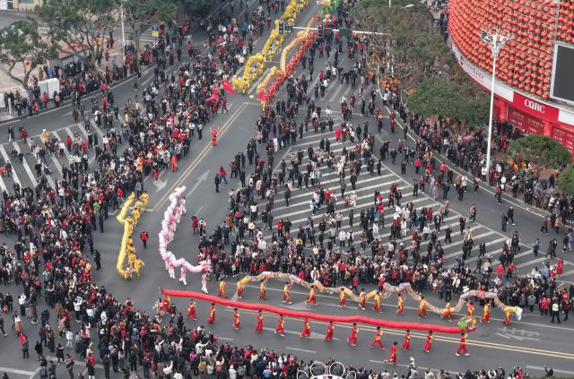 (260218) -- BEIJING, Feb. 18, 2026 (Xinhua) -- This aerial drone photo shows people watching a dragon dance parade held on the streets to celebrate the Chinese New Year in Tongliang District of southwest China's Chongqing Municipality on Feb. 17, 2026. (Xinhua/Chen Cheng)