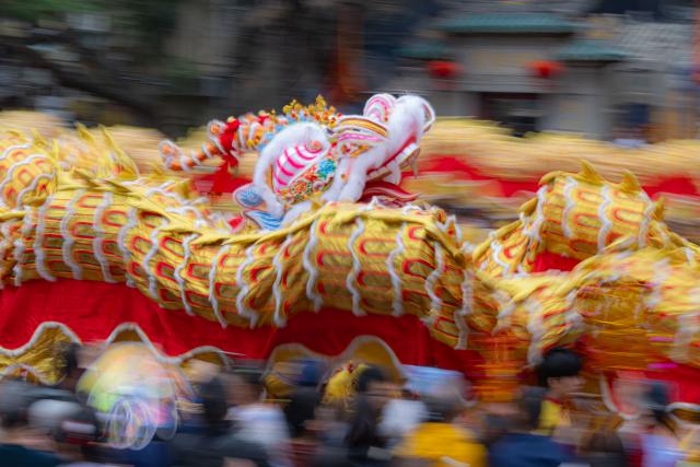 (260218) -- BEIJING, Feb. 18, 2026 (Xinhua) -- Artists perform dragon dance in celebration of the Spring Festival in Macao, south China, Feb. 17, 2026. (Xinhua/Cheong Kam Ka)